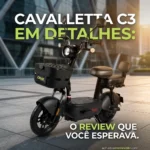 Bicicleta elétrica Cavalletta C3 na cor preta, vista de três quartos, fundo cinza